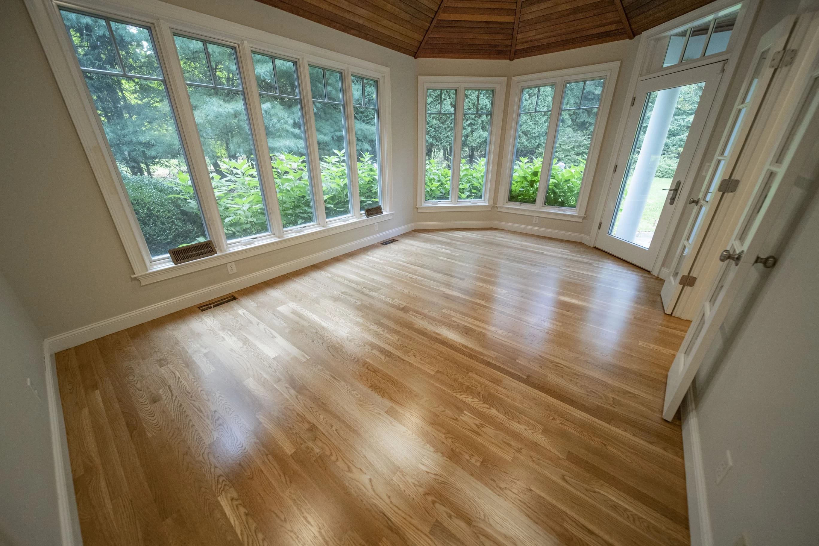 Solid vs Engineered Hardwood - Differences and Similarities